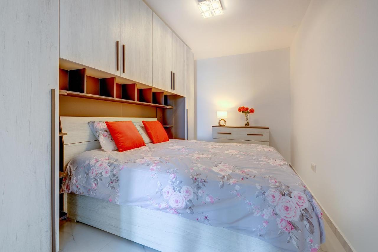Splendid 2Br Apartment, Steps To St Georges Bay Saint Julian's ภายนอก รูปภาพ