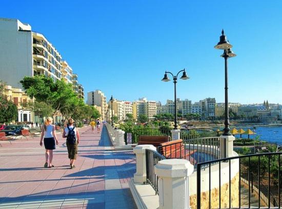 Splendid 2Br Apartment, Steps To St Georges Bay Saint Julian's ภายนอก รูปภาพ